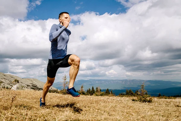Sportler Läuft Auf Bergplateau Hintergrund Blauer Himmel Und Wolken Sportfoto — Stockfoto