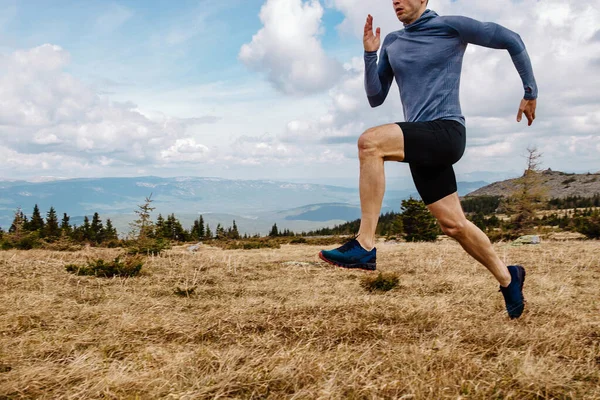 Männlicher Athlet Läufer Langlauf Auf Bergpfad Blaues Langarmshirt Und Schwarze — Stockfoto