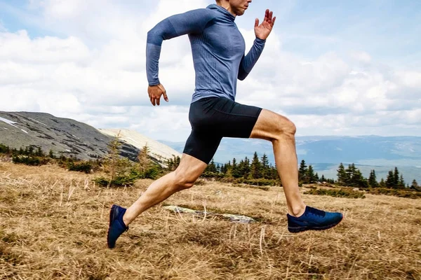 Nahaufnahme Männlicher Läufer Langlauf Auf Bergpfad Seitenansicht Sportfoto — Stockfoto