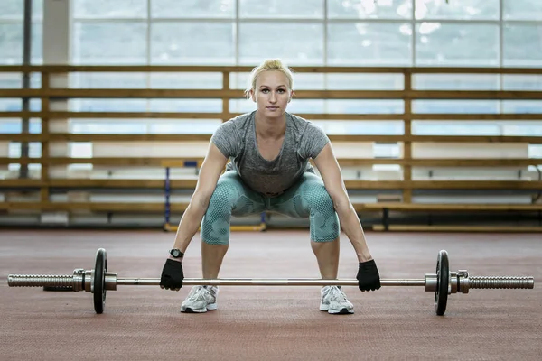 Sportlerin Beim Kreuzheben Langhantel Fitnessstudio Krafttraining Der Leichtathletik — Stockfoto