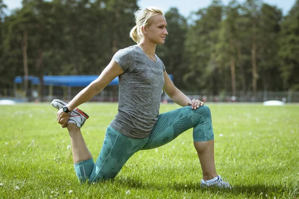 Vrouwelijke Loper Doen Stretching Groen Veld Warm Voor Atletiek Training — Stockfoto