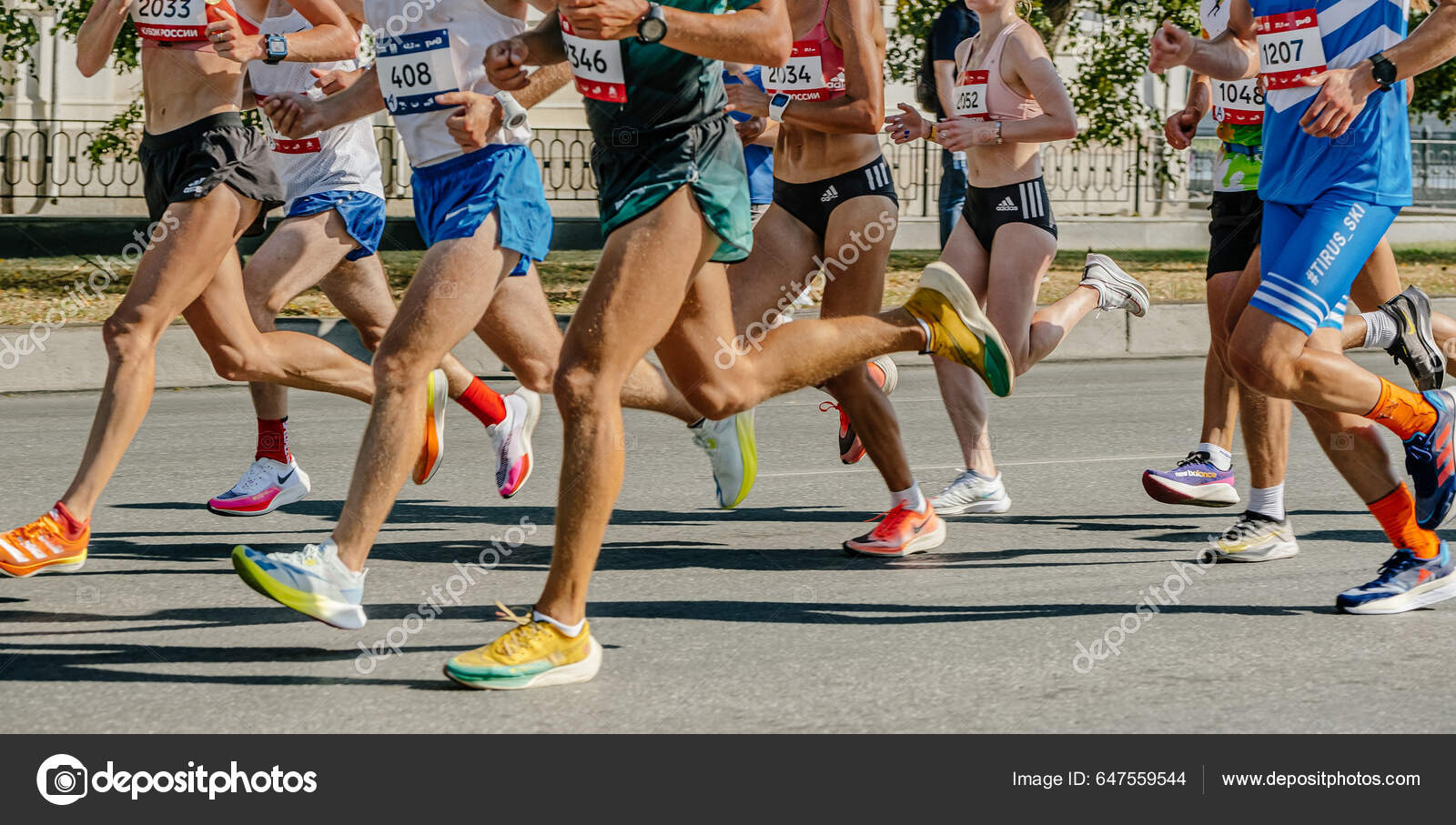 Δρομείς Μεγάλων Ομάδων Δρομείς Τρέχει Μαραθώνιο Αγώνα Τρέξιμο Ρούχα Nike –  Εκδοτική Εικόνα Αρχείου © realsports #647559544