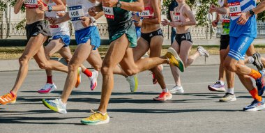 Büyük grup atletleri maraton koşucuları, koşu kıyafetleri Nike ve Adidas, spor haberleri fotoğrafları