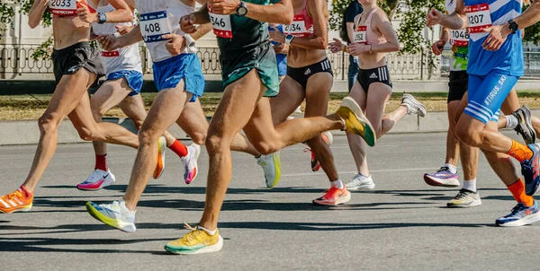 マラソン ランニングウェア ナイキとアディダス スポーツ編集写真を走る大グループアスリート — ストック写真