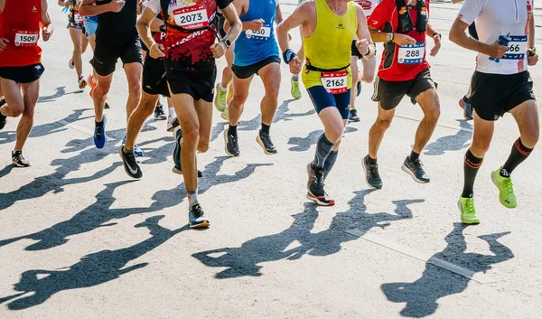 Gruppo Corridori Maschi Atleti Corsa Maratona Abbigliamento Corsa Nike Adidas — Foto Stock