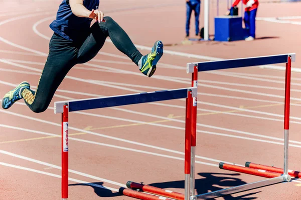Dziewczyna Atleta Biegać Płotki Utwór Pole Wyścigu Azjaci Bieganie Kolce — Zdjęcie stockowe