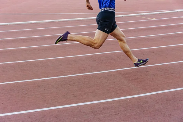 Mężczyzna Biegacz Biegać Sprint Wyścigu Nike Działa Kolce Buty Pod — Zdjęcie stockowe