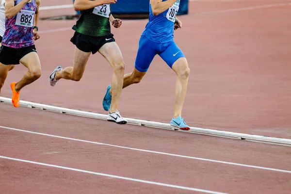 Grupy Biegaczy Sportowców Średnim Dystansie Biegania Wyścigu Nike Kolce Buty — Zdjęcie stockowe
