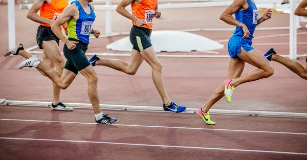 Gruppenläufer Athleten Beim Mittelstreckenlauf Nike Und Adidas Laufschuhe Sommersportspiele — Stockfoto