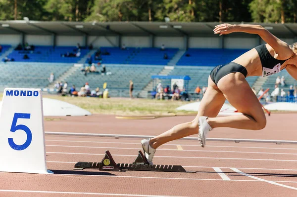 Sprinter Kobiet Biegnących Bloków Startowych Lekkiej Atletyce Buty Nike Kolce — Zdjęcie stockowe