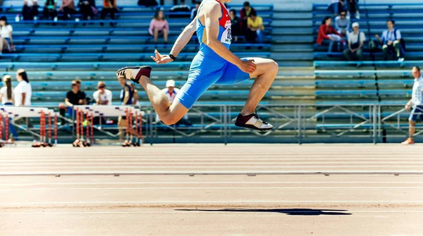 男子运动员三人跳田径比赛 阿迪达斯跳高和耐克服装队俄罗斯 体育社论照片 — 图库照片