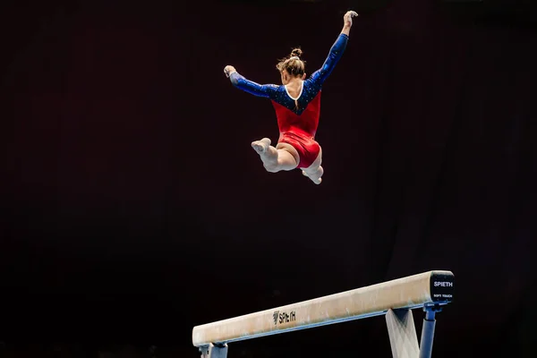Mulher Ginasta Exercício Split Jump Equilíbrio Feixe Fundo Preto Aparelho — Fotografia de Stock