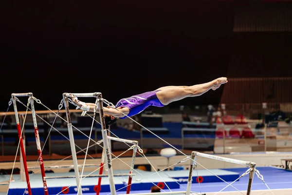 Woman Gymnast Exercise Uneven Bars Gymnastics Apparatus Spieth Uneven Bars — Stock Photo, Image