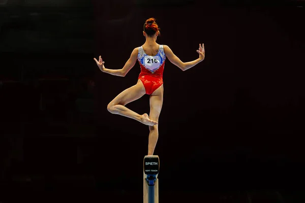 Ryggen Kvinnlig Gymnast Utför Motion Balans Balk Svart Bakgrund Spieth — Stockfoto