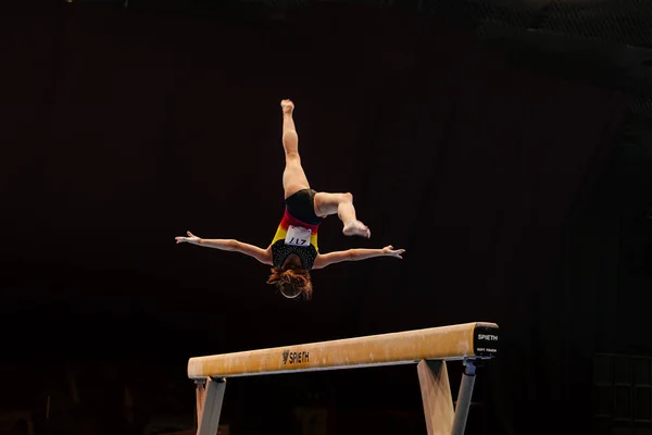 Žena Gymnastka Výkon Cvičení Bilance Paprsek Spieth Model Měkký Dotek — Stock fotografie