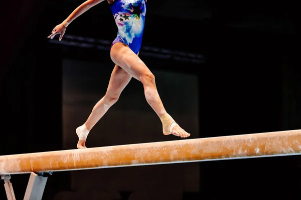 腿女子体操比赛深色背景的平衡木体操 夏季奥运会项目 — 图库照片