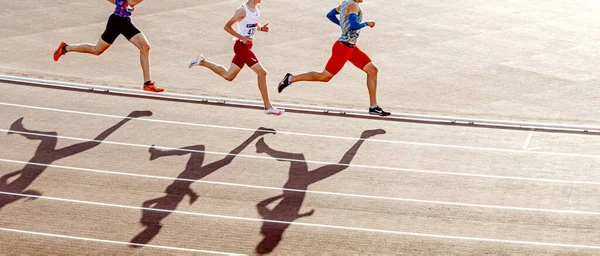 Nike ve Asics 'te orta mesafe koşucusu. Ayakkabılar, dünya şampiyonası atletizm yarışması, spor editörü fotoğrafı.