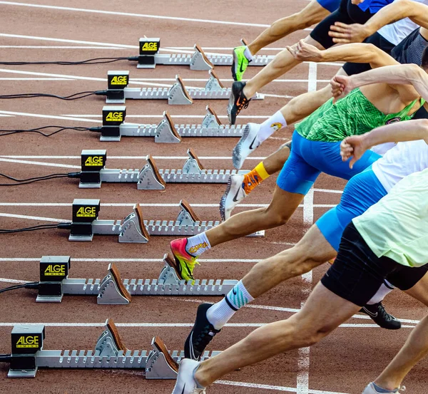 Nike Çivili Atletler Başlangıç Bloklarından Koşmaya Başlıyorlar Alge Zamanlama Dünya — Stok fotoğraf