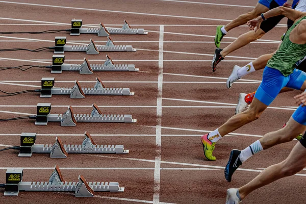 Atletas Pernas Corredores Picos Nike Sprinting Começar Correr Partir Blocos — Fotografia de Stock