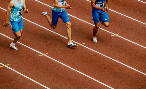 Mężczyzna Sportowcy Biegacze Sprinting Kolce Bieg Nike Wyścigu Stadionie Mistrzostwa — Zdjęcie stockowe