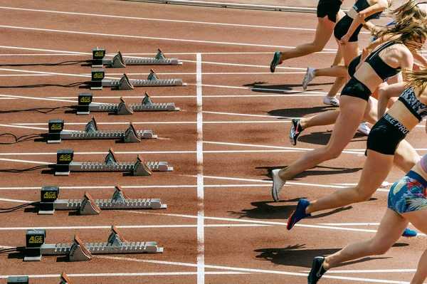 Vrouwelijke Lopers Atleten Nike Spikes Start Race Lopen Vanaf Startblokken — Stockfoto