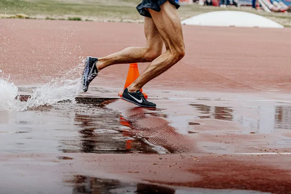 Pernas Atleta Masculino Corredor Nike Spikes Sapatos Correndo Steeplechase Campeonato — Fotografia de Stock