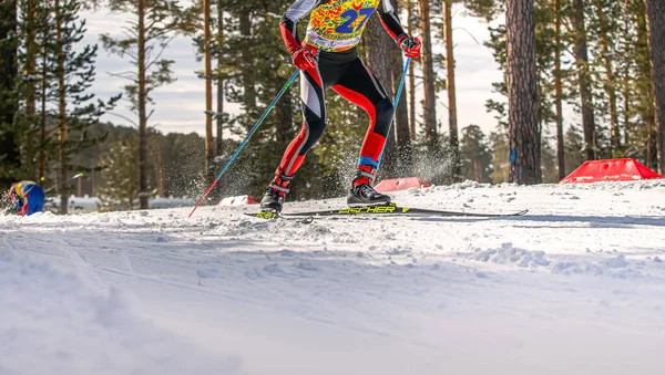 クロスカントリースキー フィッシャーレーススキー Rossignnolスキーブーツ 足のHutagフリッドタグ 冬のオリンピックスポーツで上り坂を走るスキー選手 — ストック写真