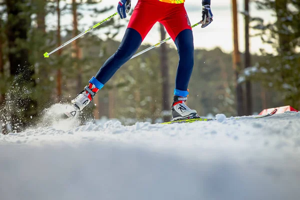Esquiador Masculino Corriendo Cuesta Arriba Esquí Fondo Fischer Esquís Carreras — Foto de Stock