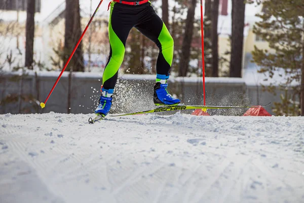 Männlicher Skilangläufer Der Langlauf Bergauf Läuft Fischer Rennski Wirbelsäulenskischuhe Olympische — Stockfoto