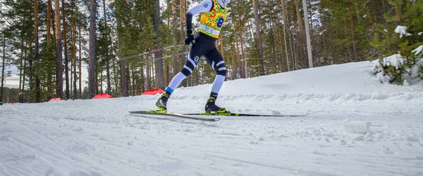 Man Idrottsman Kör Längdskidåkning Fischer Racing Skidor Vinter Olympiska Sporter — Stockfoto