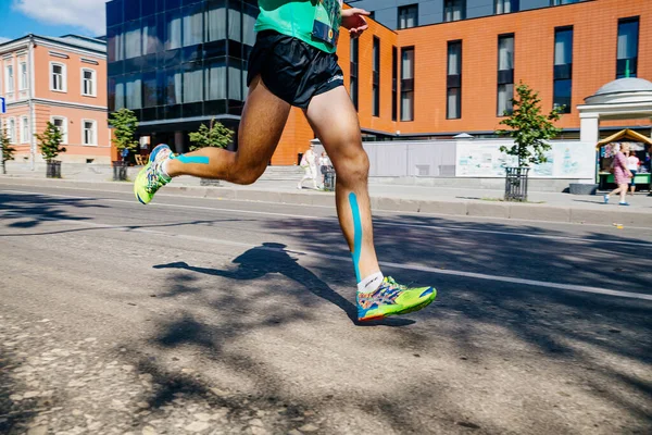 Lábfutó Atléta Kinesio Szalagban Futás Városi Maraton Ázsiai Futócipő Nike — Stock Fotó