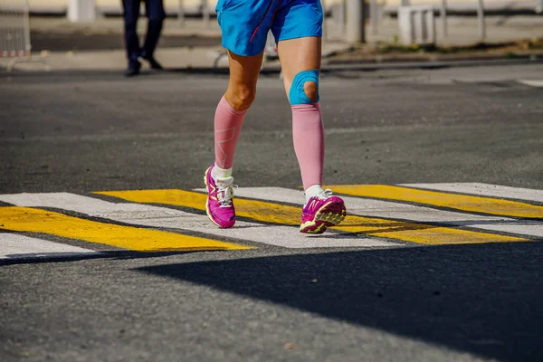 Női Futó Sportoló Térd Kinesio Szalag Fut Városi Maraton Egyensúly — Stock Fotó