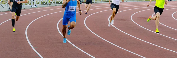 Gruppe Männliche Läufer Laufstrecke Des Stadionsprintlaufes Leichtathletik Wettbewerb Sommersportspiele — Stockfoto