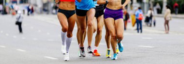 Grup bayan koşucuları maraton koşar. İnce bacaklar şehir yarışı koşan kızlar, yaz sporları etkinliği