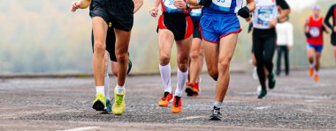 Grup koşucuları nehir kenarında maraton koşucuları, ön manzara bacakları koşucular spor koşucuları