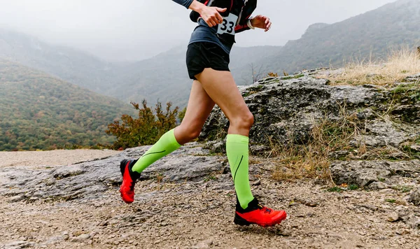 Sıkışan Çoraplı Kadın Sporcu Dağ Yolunda Koşuyor Sisli Sonbahar Havasında — Stok fotoğraf