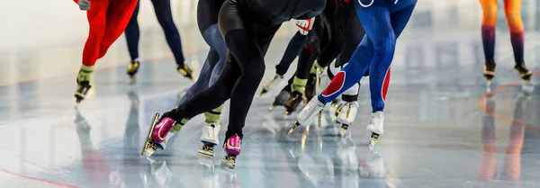 Pernas Mulheres Patinadoras Correndo Corrida Patinação Massa Início Velocidade Competição — Fotografia de Stock