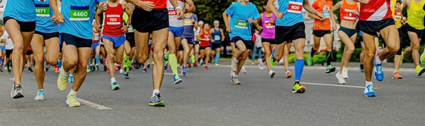 Nagy Csoportos Futók Férfiak Nők Maratont Futnak Sportolók Kocogás Városi — Stock Fotó