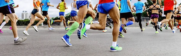 マラソンを走っている足のランナーや男女が接近しています アスリートジョギングシティレース夏世界選手権 — ストック写真
