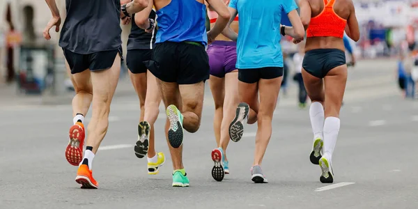 Arka Bacak Grup Koşucuları Maraton Koşucuları Kadın Erkek Sporcular Şehir — Stok fotoğraf