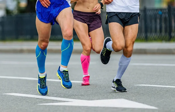 Три Бігуни Чоловічі Жіночі Спортсмени Бігають Марафонською Гонкою Ноги Бігуна — стокове фото