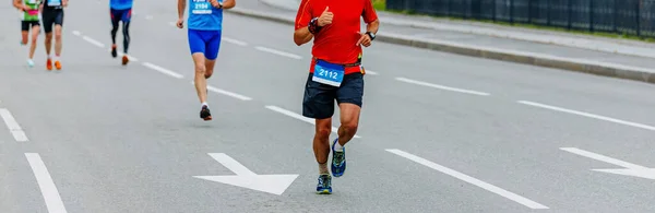 Männliche Läufer Laufen Vor Gruppe Athleten Jogger Laufen Stadtrennen Sommersportspiele — Stockfoto