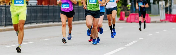 Corredor Masculino Corriendo Por Delante Los Atletas Grupo Hombre Mujer —  Fotos de Stock