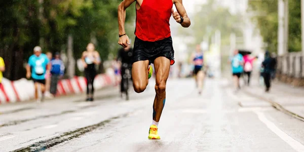 Maschio Corridore Leader Corsa Maratona Gara Jogging Asfalto Bagnato Dopo — Foto Stock