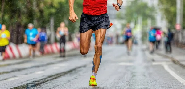 Male Runner Leader Running Marathon City Race Athlete Run Wet — Stock Photo, Image