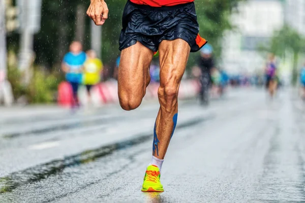 マラソンシティレースを走る近足の男性アスファルトを雨の後に走るアスファルト — ストック写真