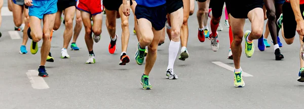 Große Gruppe Beine Männlichen Läufern Laufen Marathon Athleten Joggen Stadtrennen — Stockfoto