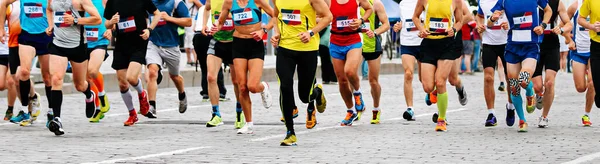 大组男女赛跑选手跑马拉松 运动员跑城市赛铺路 — 图库照片
