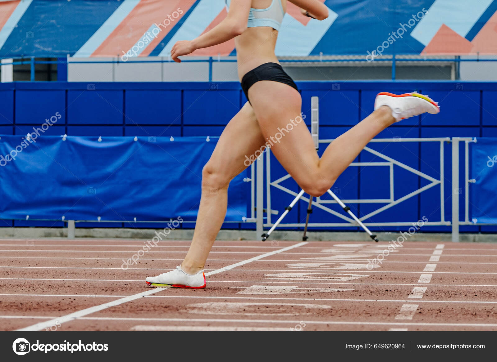 Athlète Féminine Traverse Ligne D'arrivée Course Sprint