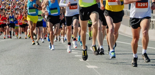 Pelari Kelompok Besar Terkemuka Berlari Maraton Menanjak Turun Jalan Kompetisi — Stok Foto